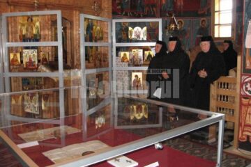 Obștea mănăstirească, prezentă la vernisaj