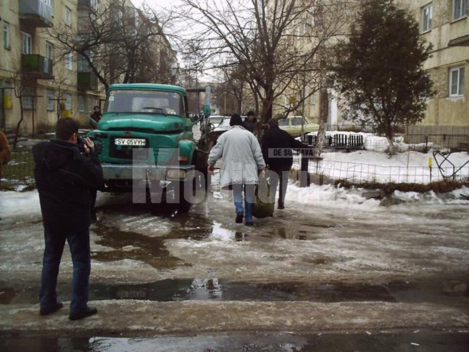 În lipsa vehiculelor de transport cadavre, morții se cărau și cu mașina de gunoi În lipsa vehiculelor de transport cadavre, morții se cărau și cu mașina de gunoi