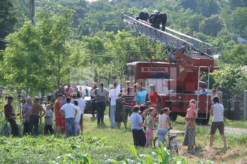 Un angajat al unei firme de cablu a murit electrocutat