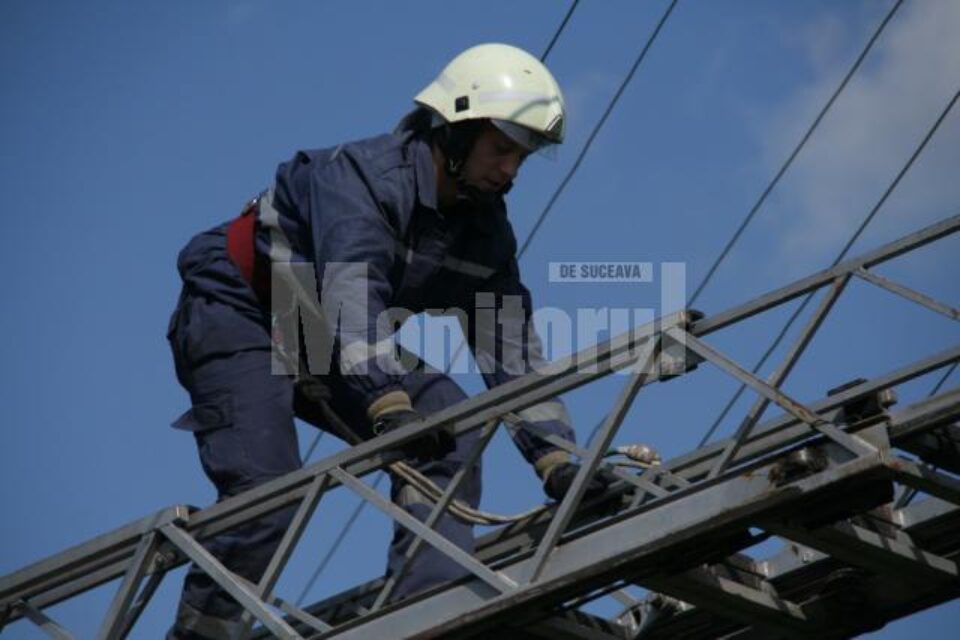 Un angajat al unei firme de cablu a murit electrocutat