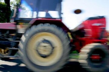 Agricultorii au solicitat reducerea accizei pentru motorina folosită la lucrările agricole. Foto: ALAMY