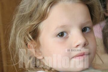 Ana Maria vrea să meargă la școală dar nu are uniforma, ghiozdan și rechizite