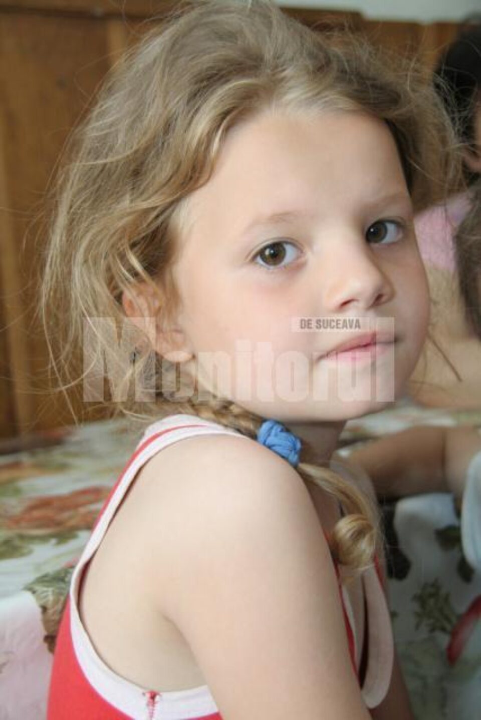 Ana Maria vrea să meargă la școală dar nu are uniforma, ghiozdan și rechizite