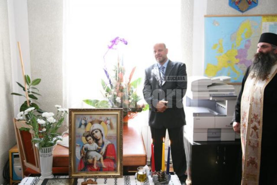 Olărean a primit de la angajații Primăriei un buchet de flori