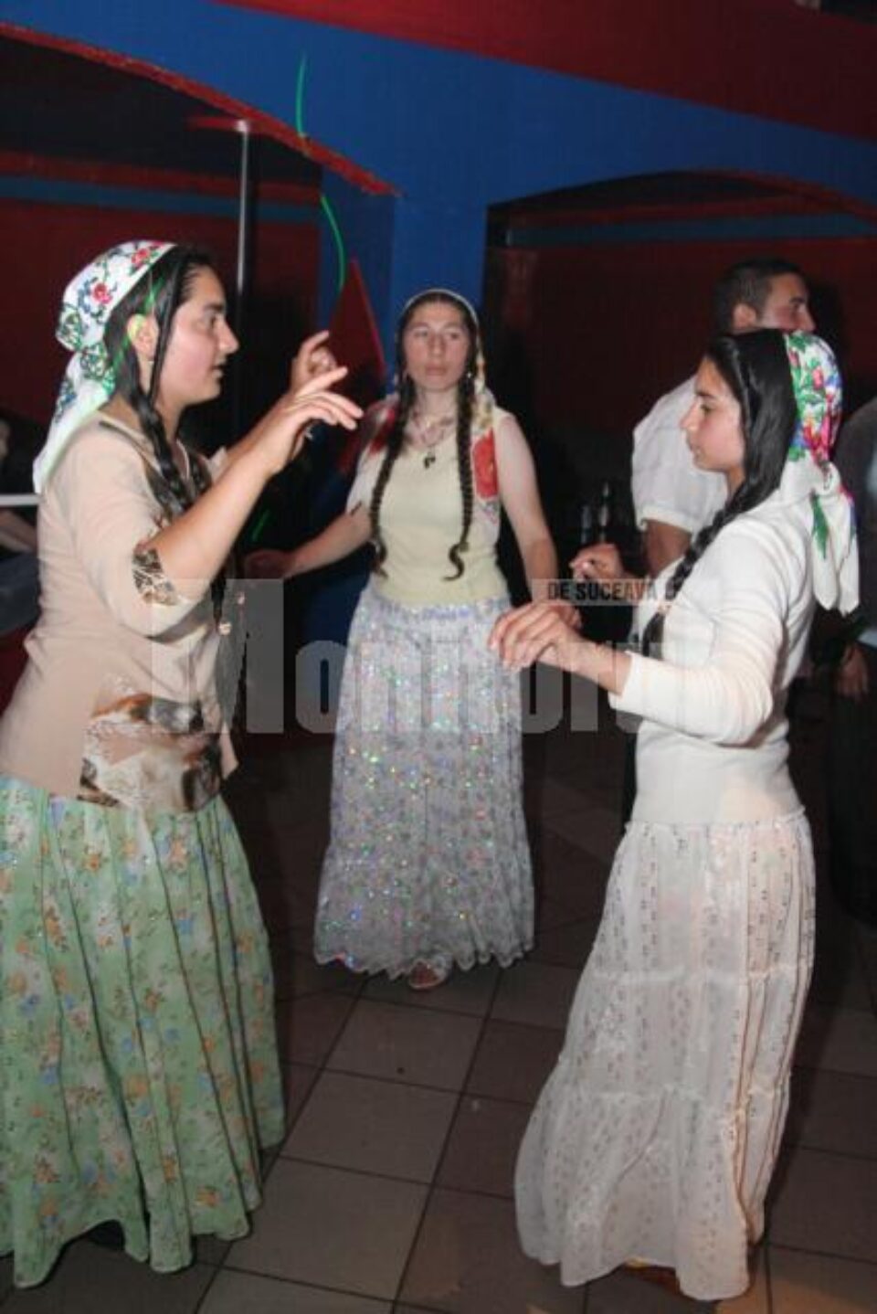 Țigăncile tinere au predat adevărate lecții de dans