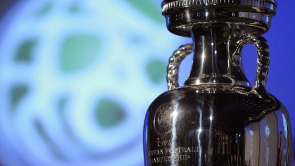 În afara trofeului propriu zis, câștigătoare va mai primi o statuie uriașă