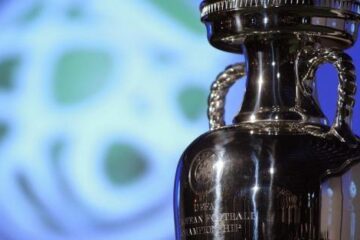 În afara trofeului propriu zis, câștigătoare va mai primi o statuie uriașă