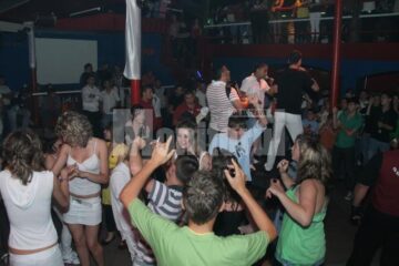 Iubitorii de manele s-au adunat vineri noapte într-o discotecă din Salcea pentru concertul fiicei lui Nicolae Guță, Nicoleta