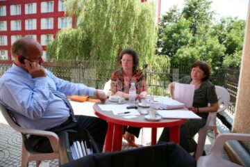 Prima ședința de lucru a avut loc pe terasa Primăriei