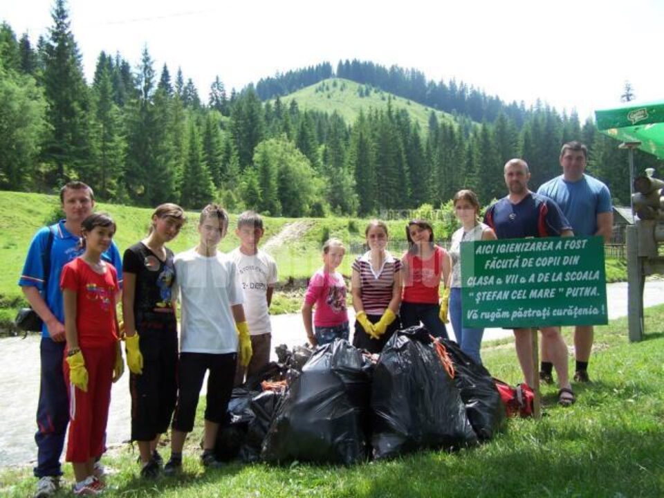 Zeci de kilograme de deșeuri, strânse de elevii din Putna