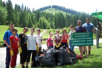 Zeci de kilograme de deșeuri, strânse de elevii din Putna