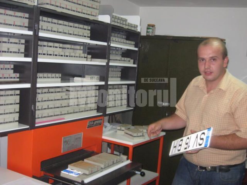 În atelierul de confecționat plăcuțele cu numere de înmatriculare se pot produce 200-250 de plăci zilnic În atelierul de confecționat plăcuțele cu numere de înmatriculare se pot produce 200-250 de plăci zilnic
