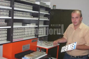 În atelierul de confecționat plăcuțele cu numere de înmatriculare se pot produce 200-250 de plăci zilnic