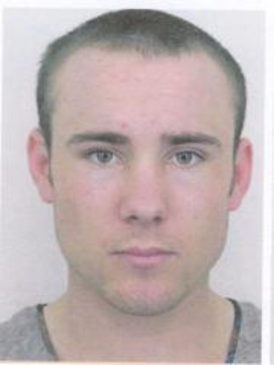 Avertisment Poliție: Posibil violator în serie, dat în urmărire generală