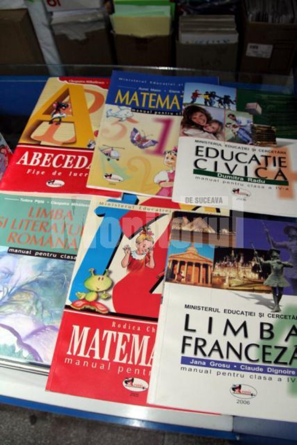 Soluție: Bani din buzunarele părinților, pentru manuale noi Soluție: Bani din buzunarele părinților, pentru manuale noi