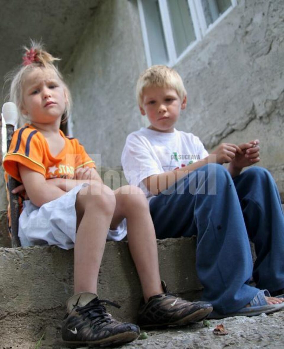 Cei doi frați vor să meargă la școală împreună în clasa I