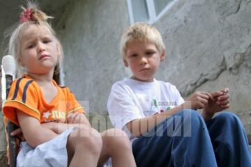 Cei doi frați vor să meargă la școală împreună în clasa I