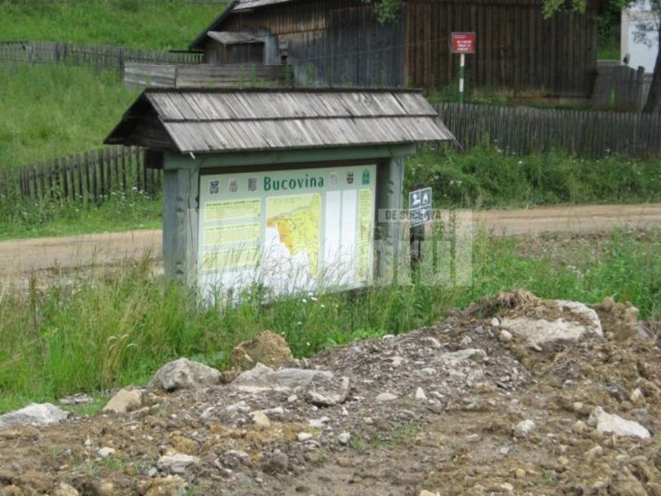 Panoul de prezentare a zonei Bucovina răsare dintre molozul aruncat de constructori