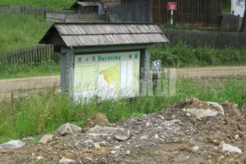 Panoul de prezentare a zonei Bucovina răsare dintre molozul aruncat de constructori