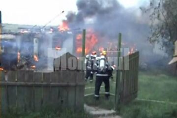 Flăcări cât casa: Gospodărie făcută scrum, din cauza unei prize defecte