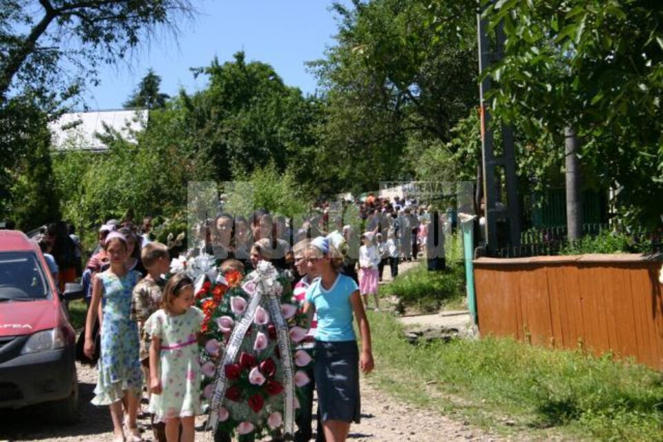 Sute de oameni au condus-o pe Daniela pe ultimul drum