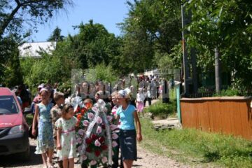 Sute de oameni au condus-o pe Daniela pe ultimul drum