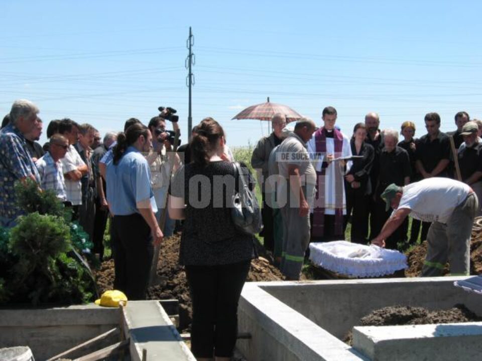 Regrete, lacrimi și chipuri împietrite de durere