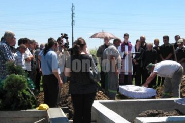 Regrete, lacrimi și chipuri împietrite de durere