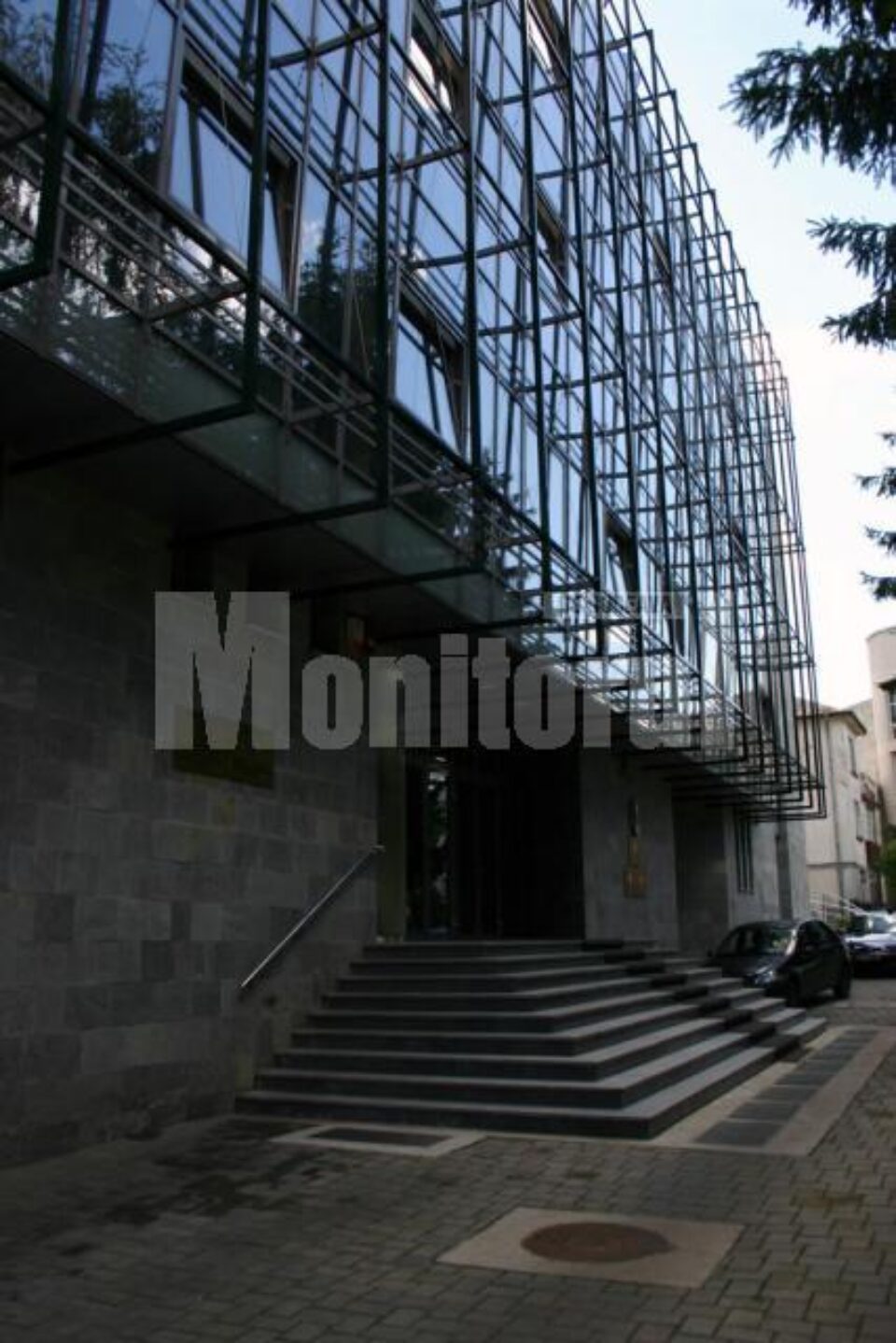 Inundații: Subsolul Parchetului de pe lângă Tribunalul Suceava, inundat de ploi