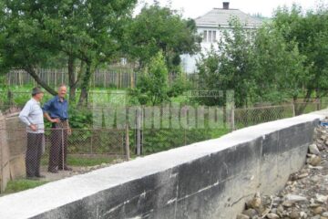 Casele oamenilor au dispărut în spatele parapeților