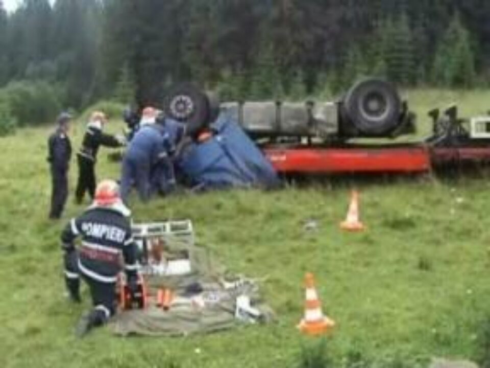 Accident: Șofer de TIR, mort după ce s-a răsturnat pe DN 17