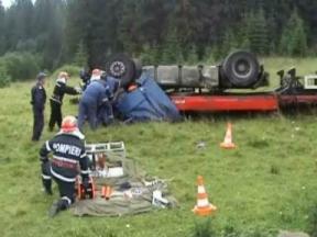 Accident: Șofer de TIR, mort după ce s-a răsturnat pe DN 17