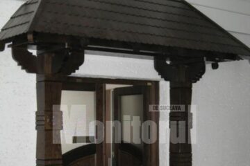 Schimbare: Poartă bucovineană la intrarea în biroul lui Gheorghe Flutur