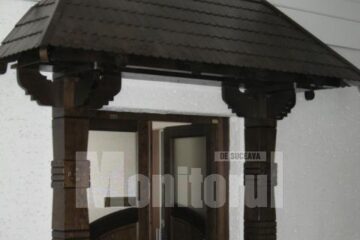 Poarta bucovineană, la intrarea în antecamera biroului lui Gheorghe Flutur