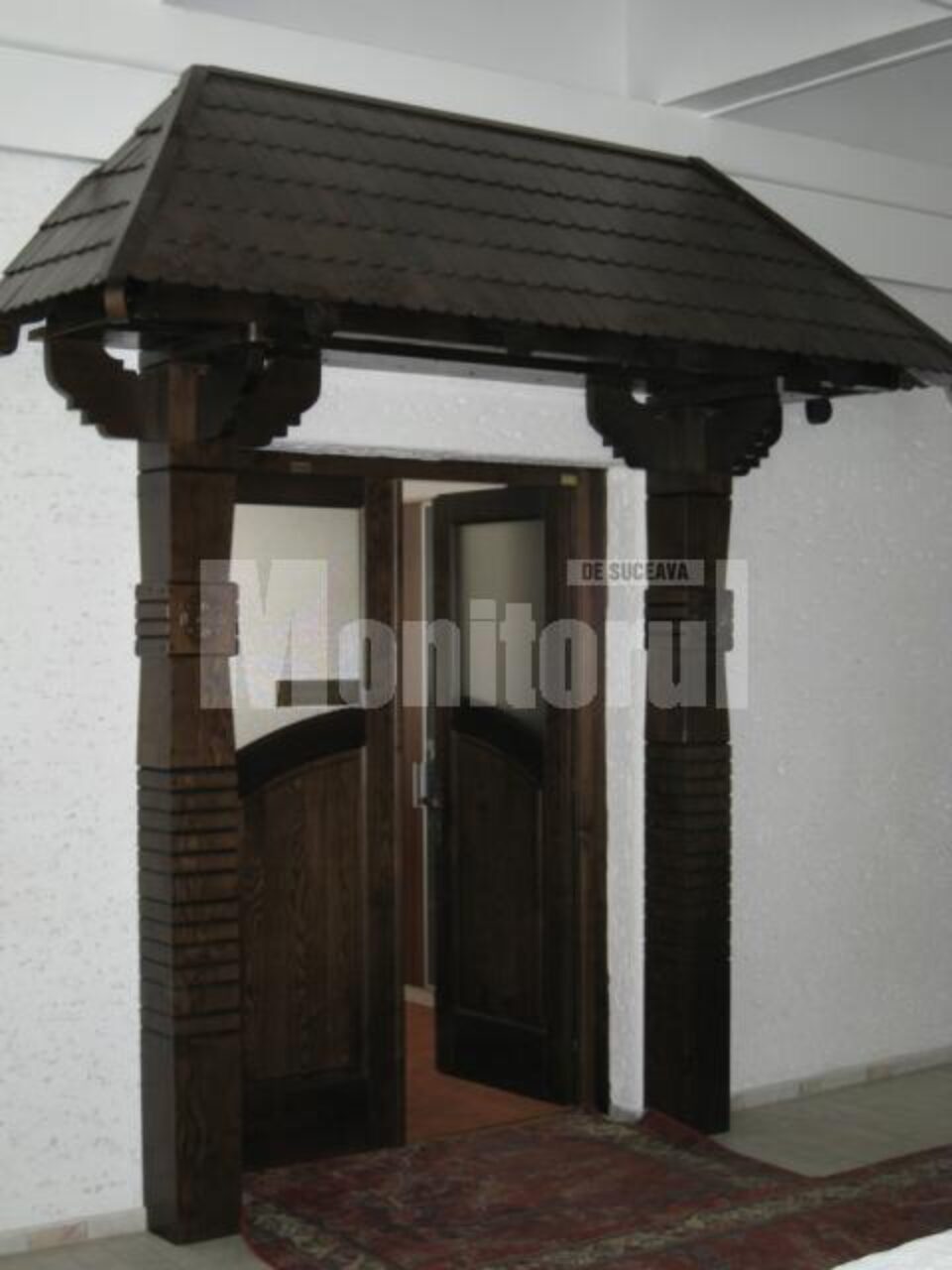 Poarta bucovineană, la intrarea în antecamera biroului lui Gheorghe Flutur