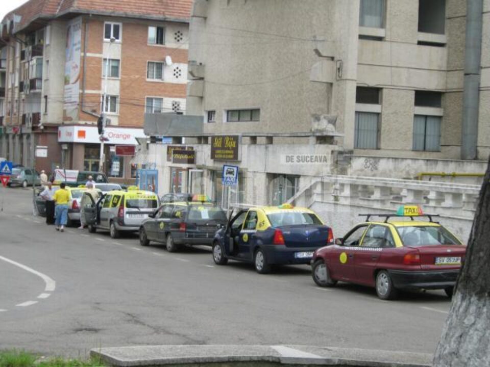 Coloane de taximetriști în așteptarea clienților