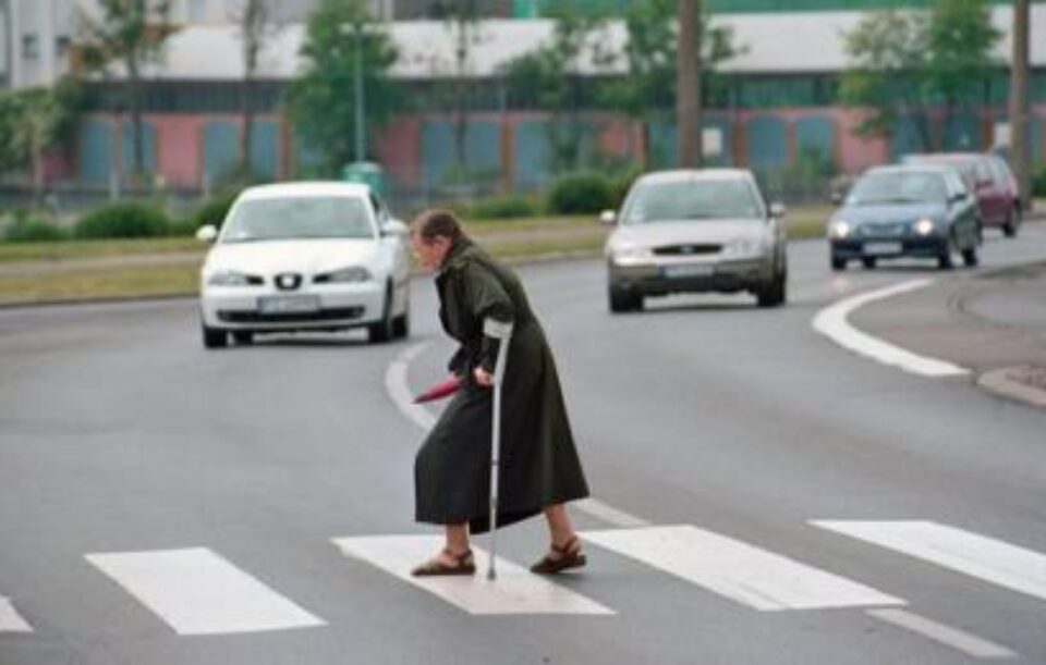 Vârstnicii care nu traversează regulamentar sunt expuși accidentelor rutiere