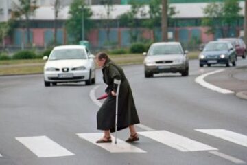 Vârstnicii care nu traversează regulamentar sunt expuși accidentelor rutiere
