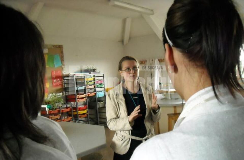 Sanda Elena Mocanu în mijlocul elevilor Sanda Elena Mocanu în mijlocul elevilor