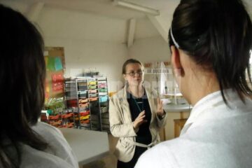 Sanda Elena Mocanu în mijlocul elevilor