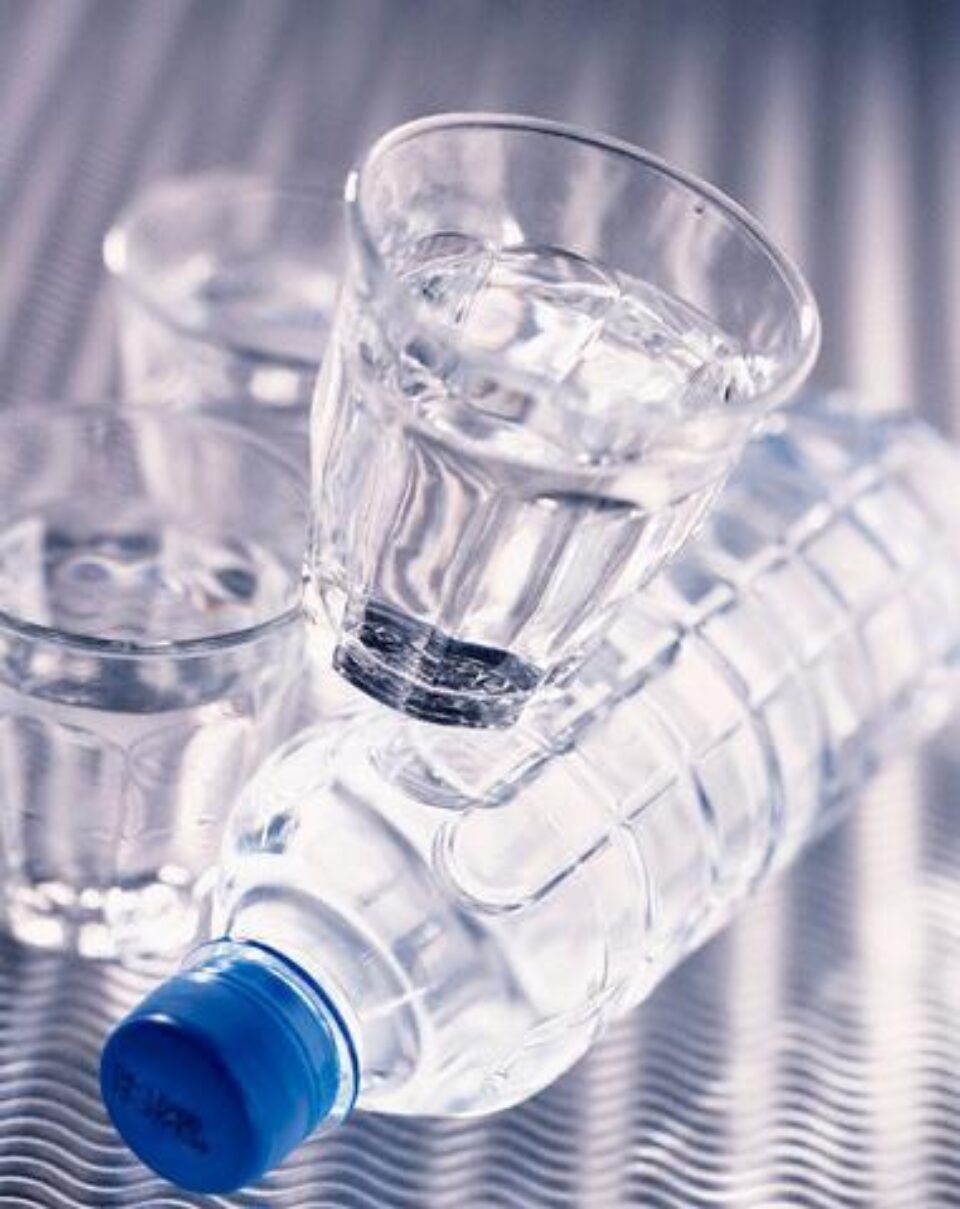 Potrivit unui studiu recent, prea multă apă poate dăuna sănătății. Foto: CORBIS Potrivit unui studiu recent, prea multă apă poate dăuna sănătății. Foto: CORBIS