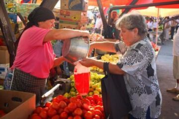 Dacă fructele și legumele sunt vândute în regiunea de unde sunt recoltate, nu este necesară înscrierea în baza de date. Foto: ALAMY