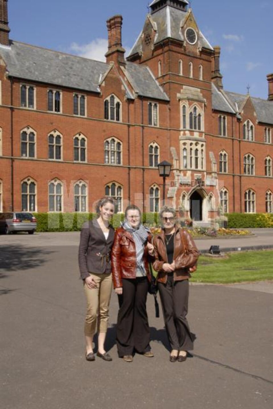 Sanda, în fata colegiului, între două prietene