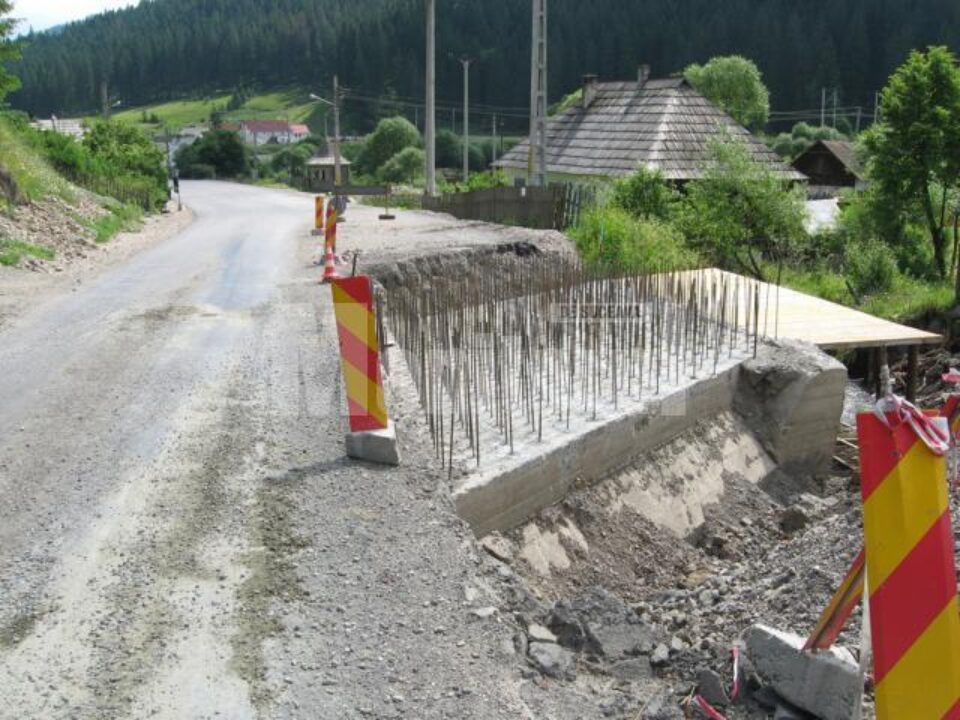 Un pod în lucru din Valea Putnei reprezintă un adevărat pericol pentru pietoni