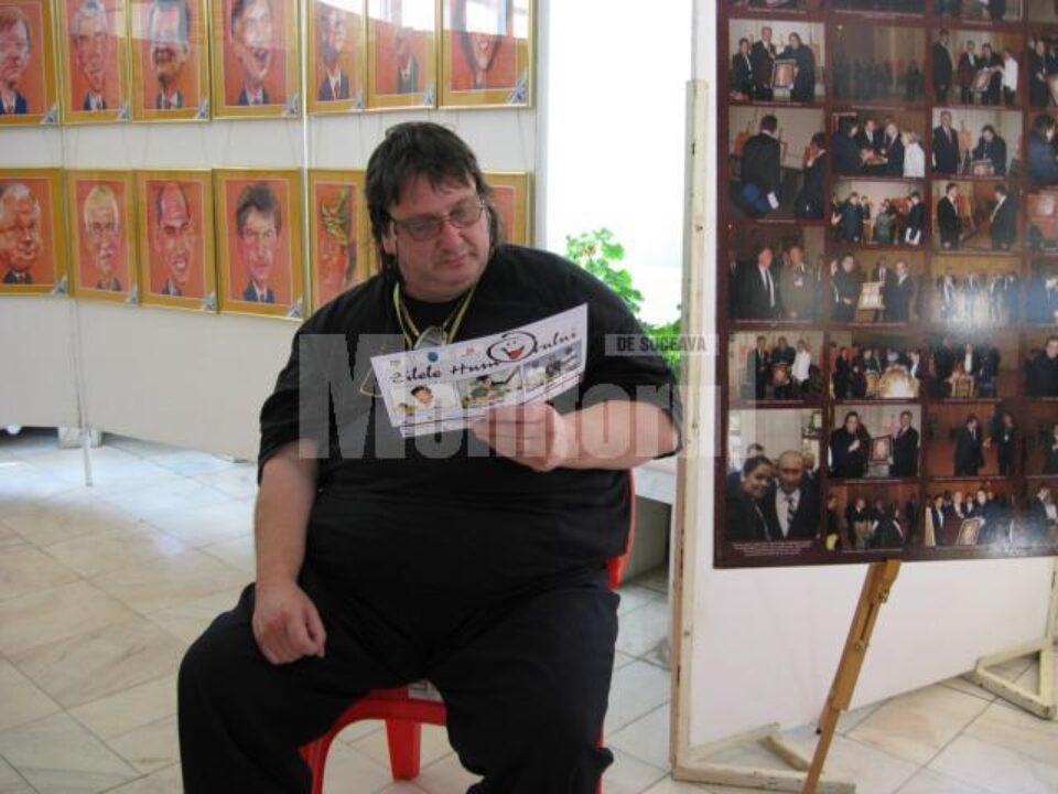 Președintele de onoare al festivalului studiind programul manifestării