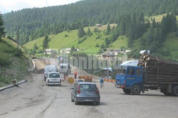 Șoferii trec pe roșu la un semafor din Iacobeni