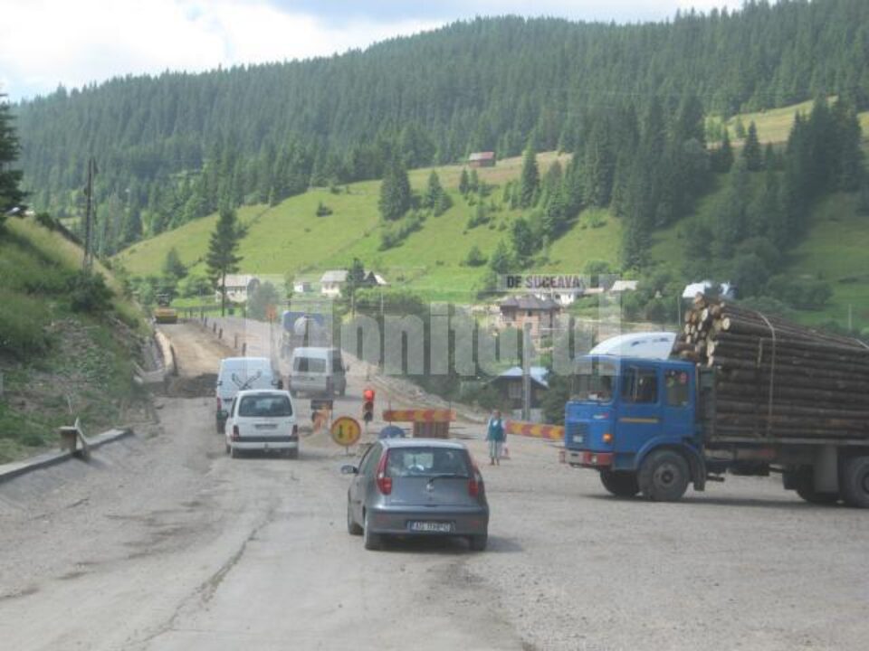 Șoferii trec pe roșu la un semafor din Iacobeni