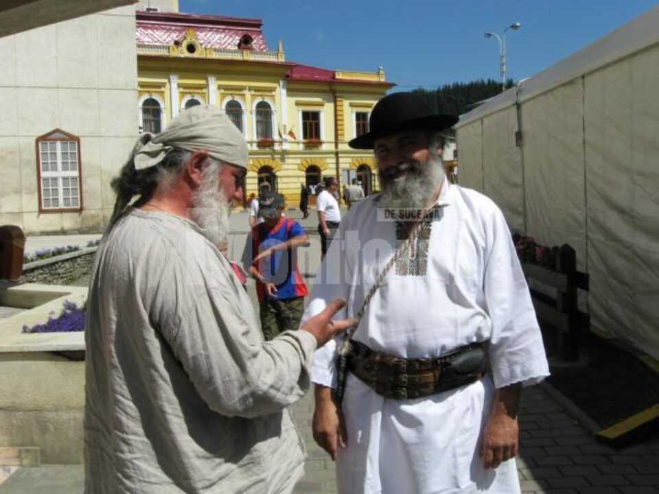 Gruzinul Nugzars Paksadze și meșterul cioplitor huțul Florin Cramariuc