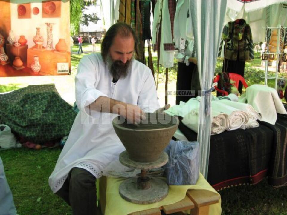În Târgul Meșteșugarilor se învârtește roata olarului