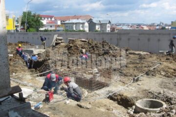 În construcții este nevoie de muncitori